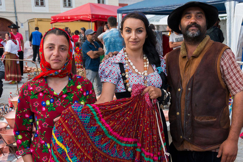 La esclavitud en Rumanía: Mitos y verdades sobre los gitanos, Tour a pieTour a pie