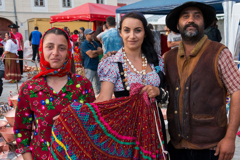 La esclavitud en Rumanía: Mitos y verdades sobre los gitanos, Tour a pieTour a pie