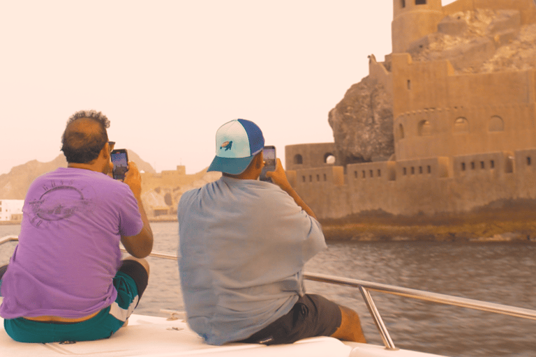 Muscat: Kreuzfahrt bei Sonnenuntergang mit Al Jalali Fort und Mirani Fort