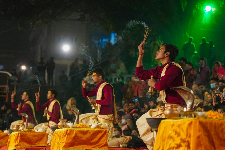 Varanasi : Marche spirituelle, tour en bateau et cérémonie de la Puja