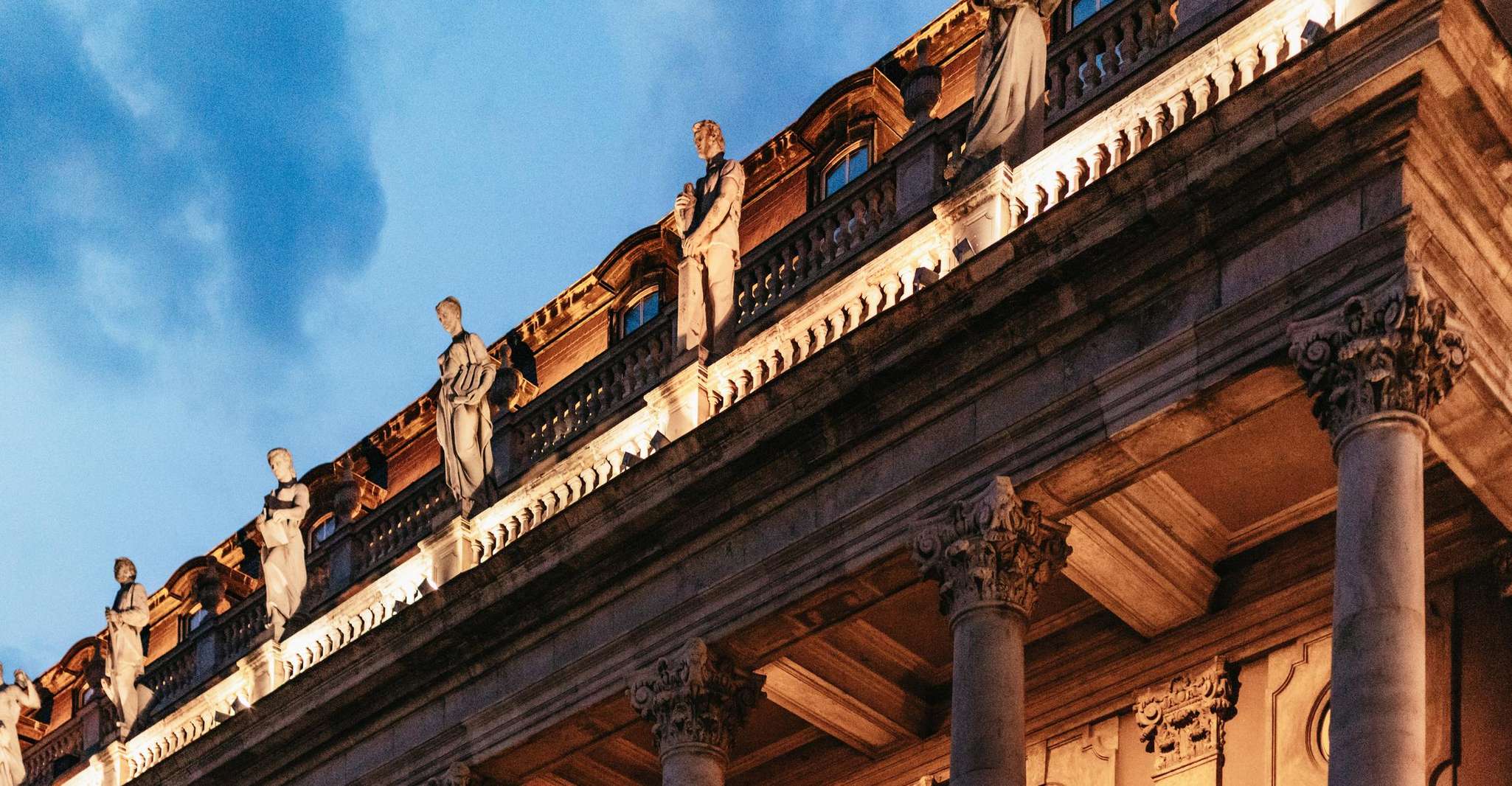 Budapest: Buda Castle District Vampires and Myths Night Tour photo 12