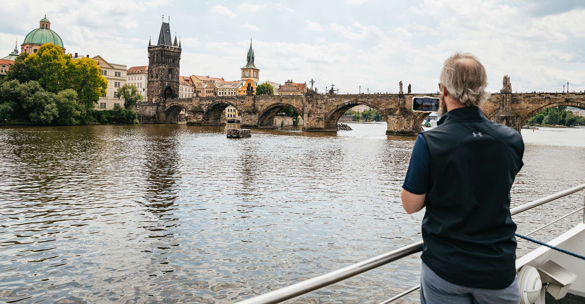 Crucero de almuerzo por Praga, el río Moldava en un barco de cristal abierto - Hizvo