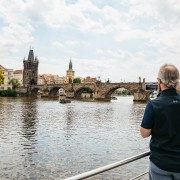 Prag: Fahrt im offenen Glasboot mit Mittagessen