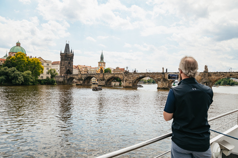 Praga: crociera sul fiume Moldava con pranzo su barca dal tetto trasparentePraga: crociera con pranzo di 2 ore sul fiume Moldava