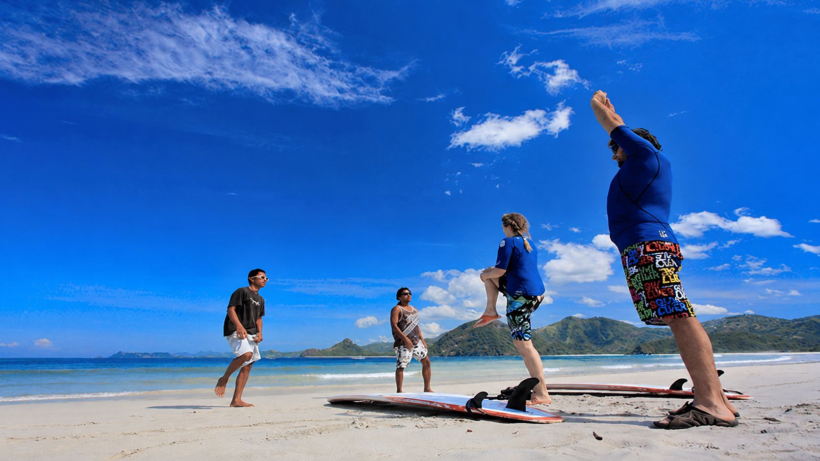 Lombok: Private Surfstunde für Anfänger mit Strand und Sonnenuntergang