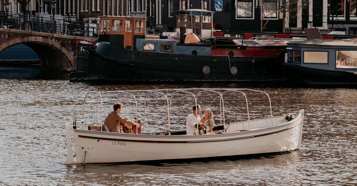 Afbeelding 6 van Amsterdam: Privé romantische grachtenrondvaart met prosecco/hapjes