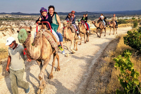 Desde Capadocia: Excursión de un día a camello al amanecer o al atardecer