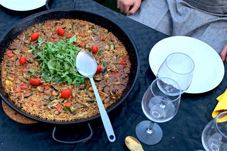 Autentyczna paella i sangria klasy premium na designerskim dachuAutentyczna paella i sangria w oszałamiającym lofcie na dachu