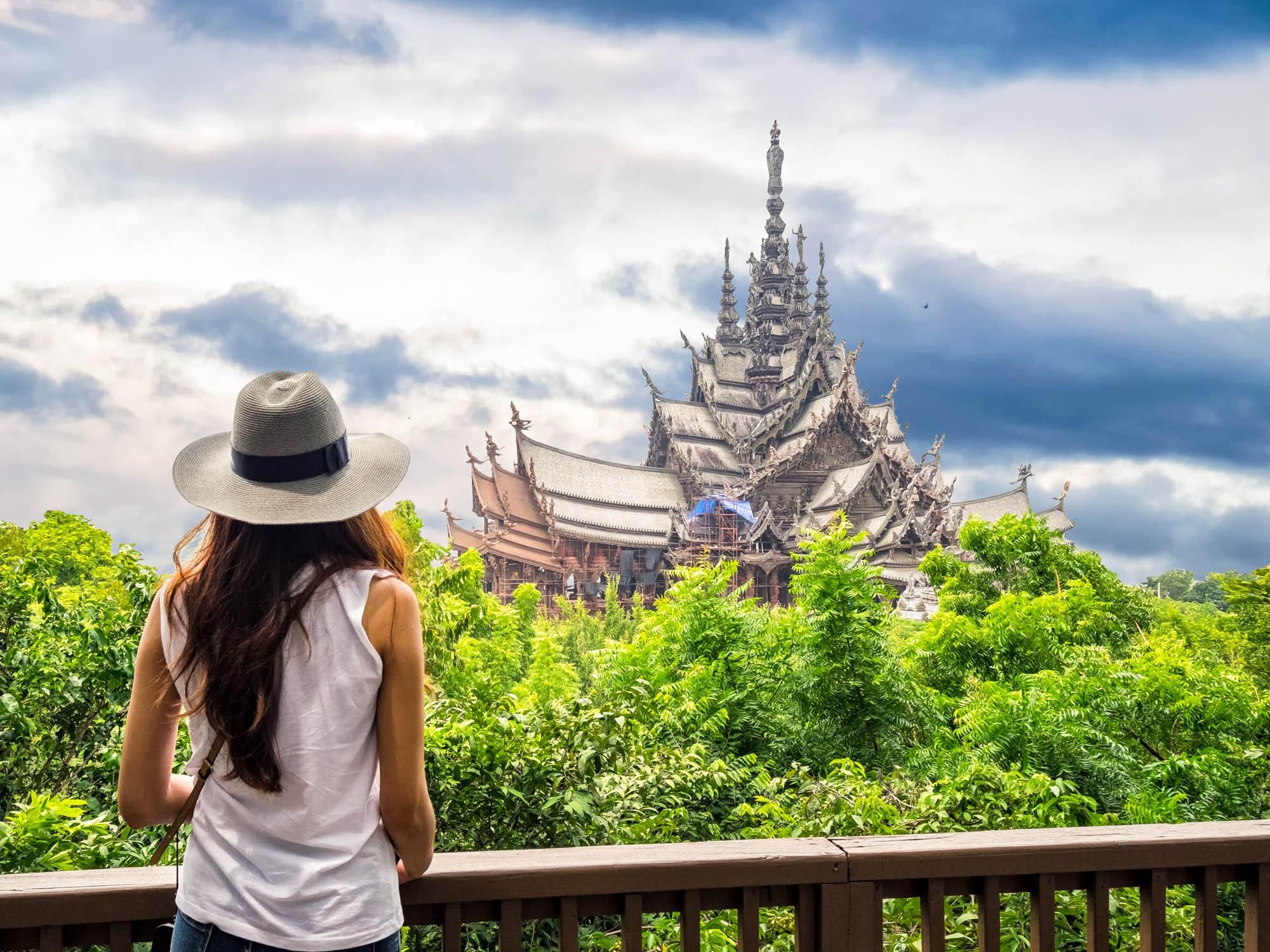 Von Bangkok aus: Pattaya Koh Larn & Sanctuary of Truth Tagestour