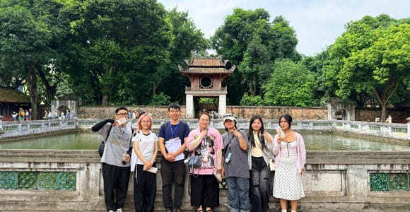 Hanoi: Temple of Literature & Hoa Lo Prison Guided Tour