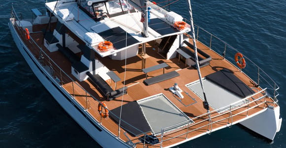 Santorin : croisière en catamaran sur la caldeira, repas et boissons