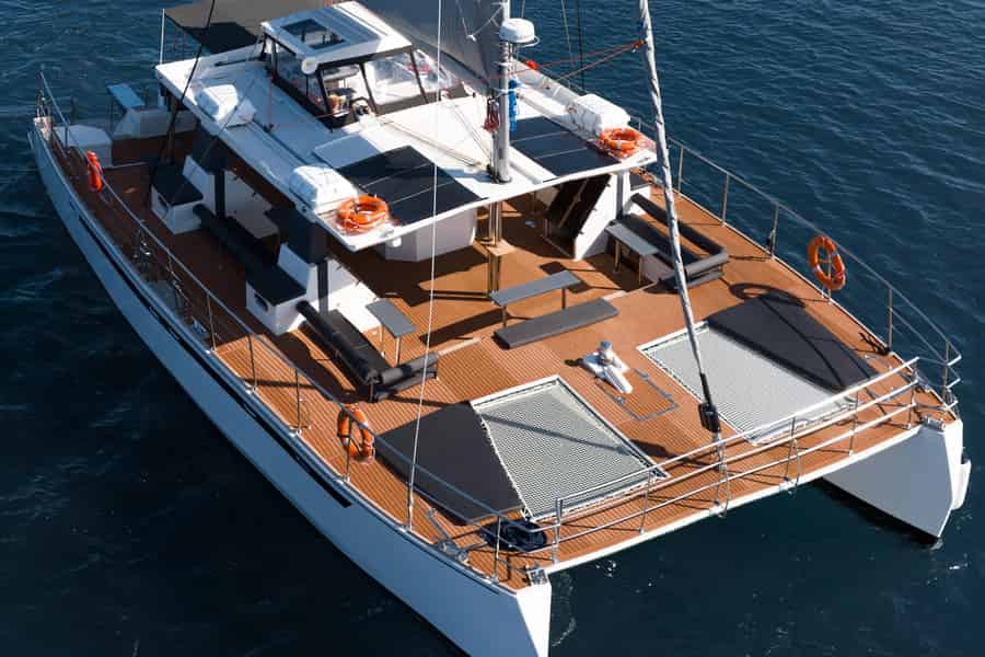 Santorini: Katamaran-Kaldera-Kreuzfahrt mit Essen und Getränken. Foto: GetYourGuide Santorini: Katamaran-Kaldera-Kreuzfahrt mit Essen und Getränken. Foto: GetYourGuide