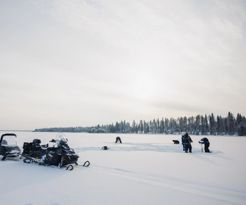 Rovaniemi: Kombinationsdag med isfiske och snöskotersafari