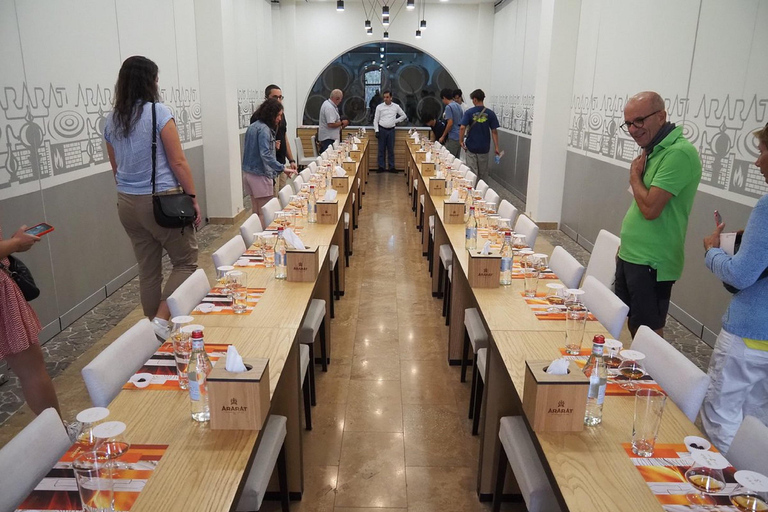 Dégustation de brandy dans la célèbre usine Ararat d'Erevan