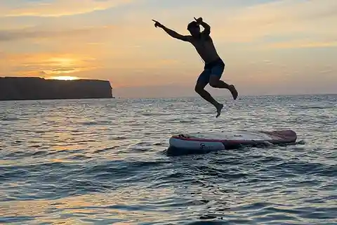 surf à pagaie au coucher du soleil avec spectacle de lumière LED