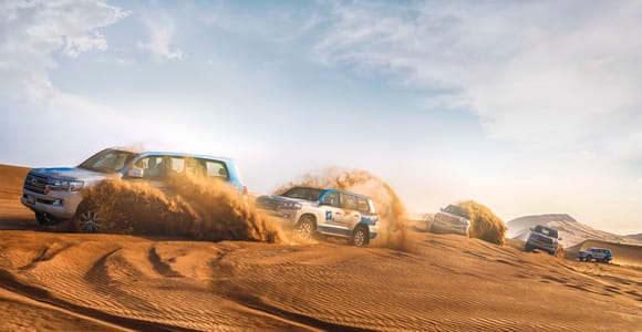 Abu Dhabi: Wüstensafari mit BBQ, Kamelritt und Sandboarding