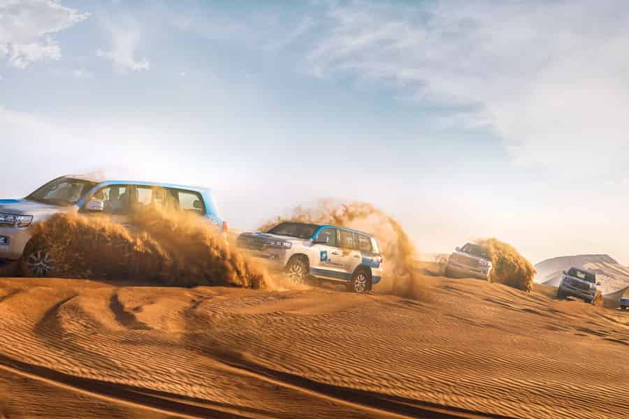 Abu Dhabi: Wüstensafari mit BBQ, Kamelritt und Sandboarding