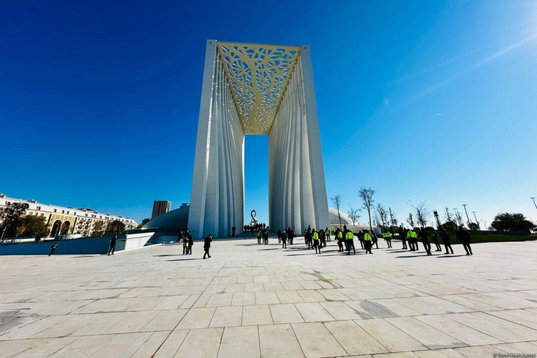 Baku: Morning Walking Tour with Local Guide
