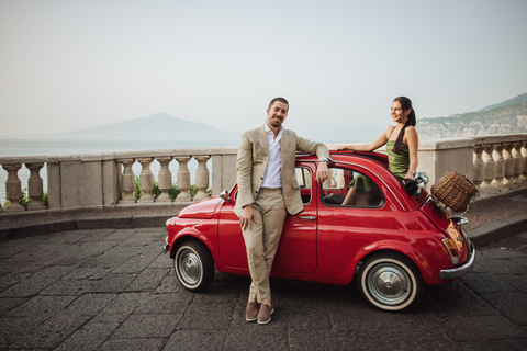 جولة صور للأزواج في ساحل سورينتو بواسطة Vintage Fiat 500جولة تصوير غروب الشمس