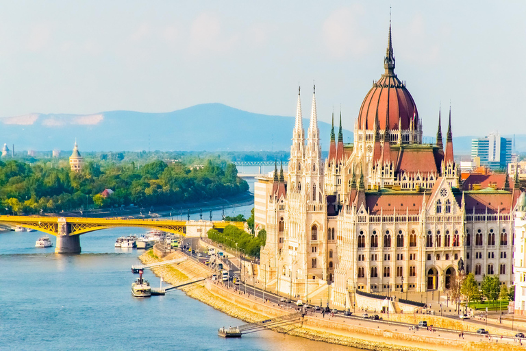 Traslado Privado: Viena a Budapest con visita turística de 2 h