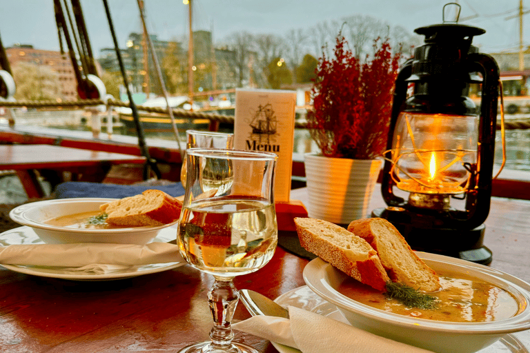 Oslo: Skyline in inverno con la crociera della zuppa di pesceLo skyline di Oslo in inverno con la crociera della zuppa di pesce