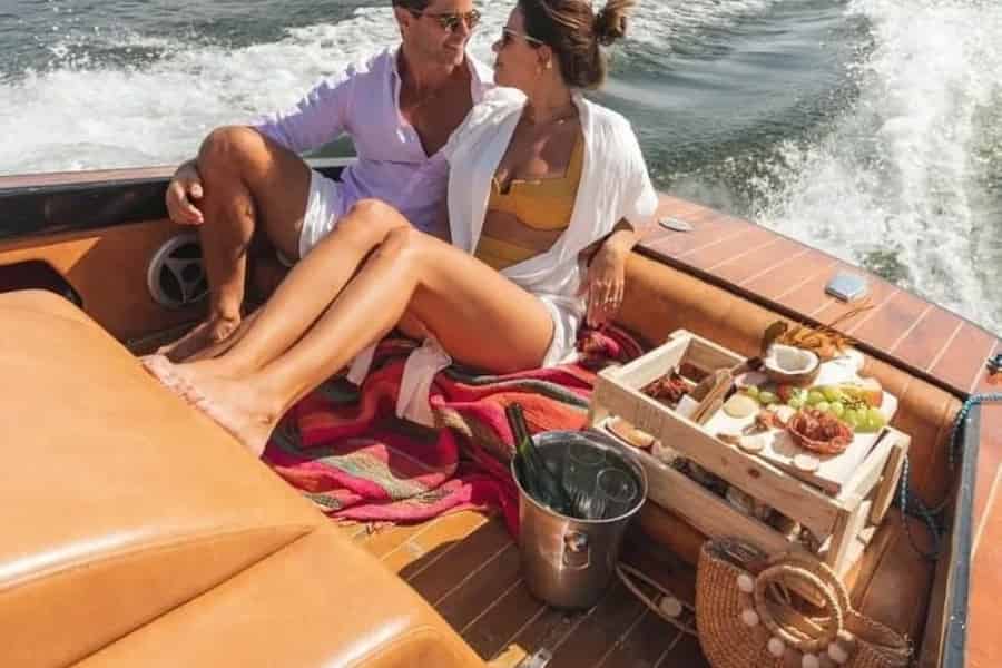 Retro-Motorboot-Tour auf dem Paranoá-See – total cool!. Foto: GetYourGuide
