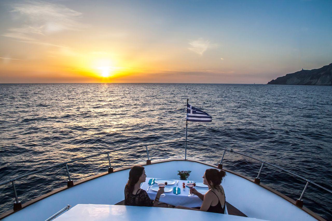 Santorin: Motorboot-Sonnenuntergangsfahrt mit 5-Gänge-Menü