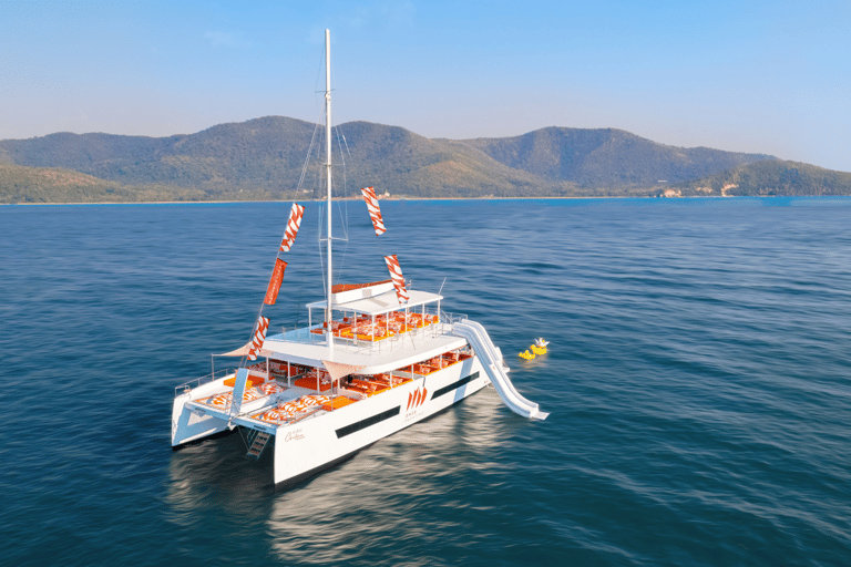 Pattaya: Festa do Pôr do Sol em Iate nas 3 Ilhas com DJ ao Vivo e BuffetPattaya: Festa ao pôr do sol em iate pelas 3 ilhas com DJ ao vivo e buffet