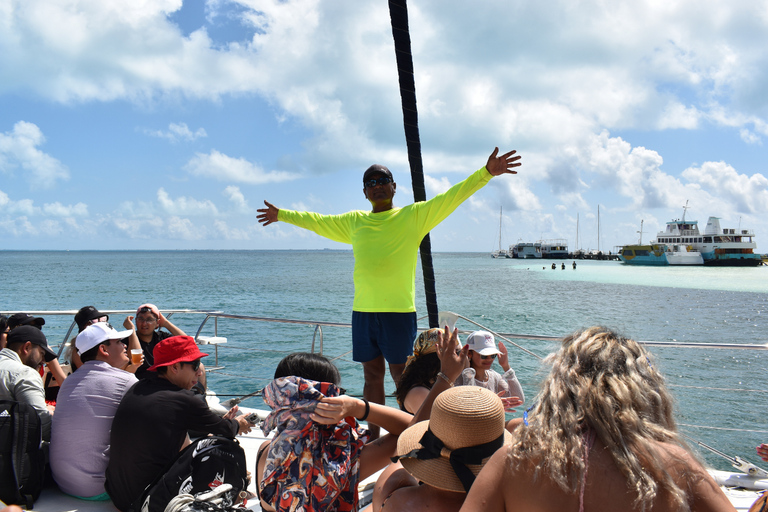 Isla Mujeres: Passeio de Catamarã Só Adultos, Bar Aberto e SnorkelExcursão a partir de Playa del Carmen