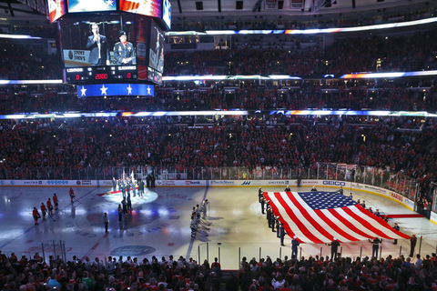 Chicago: Chicago Blackhawks NHL Game Ticket at United Center Lower Sideline