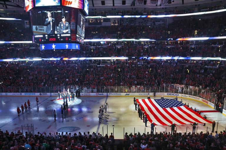 Chicago: Chicago Blackhawks NHL Game Ticket at United Center Lower Sideline