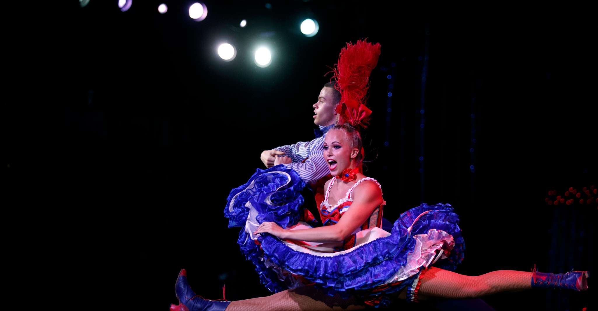 Parigi, MOULIN ROUGE DINE SHOW con trasporto di ritorno - Housity