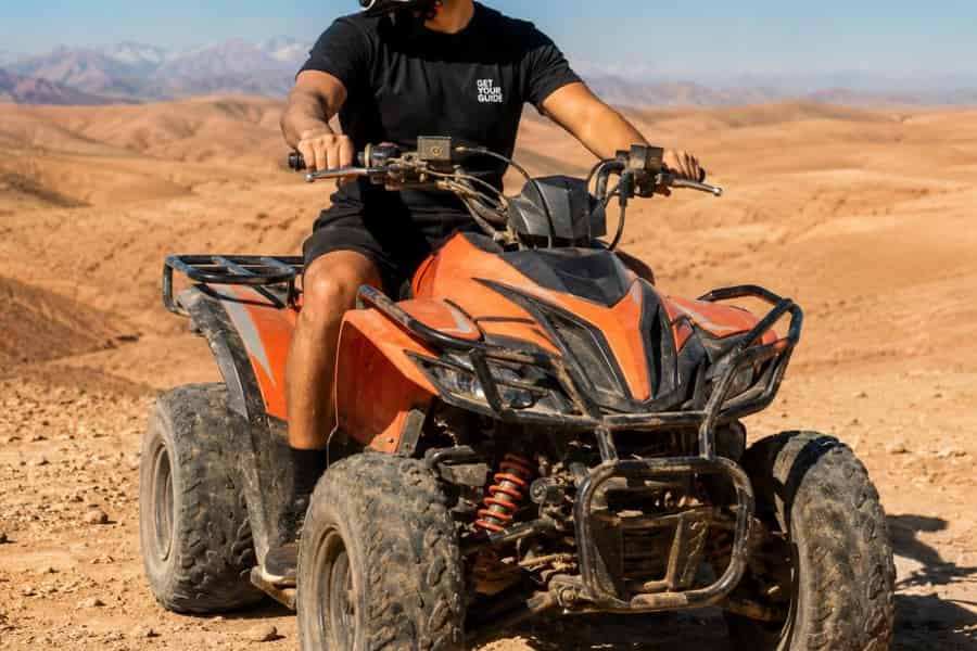 Agafay – Abenteuer zum Sonnenuntergang: Quad, Kamel, Abendessen und Show. Foto: GetYourGuide