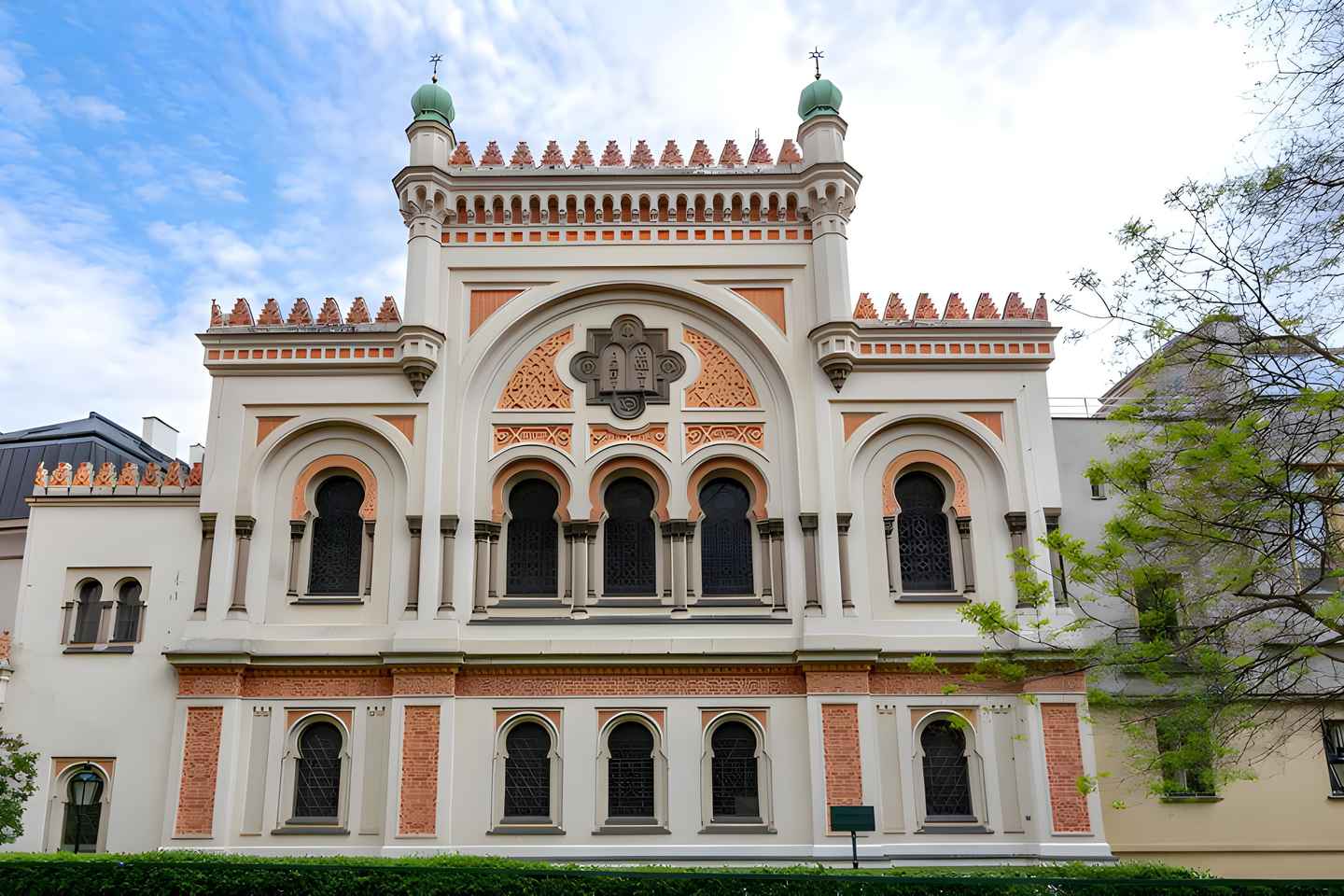 Prague: Private Tour inside the Jewish Cemetery & Synagogues