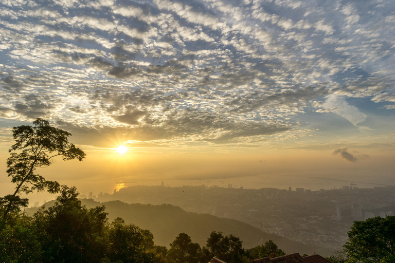 Penang Guided Day Tour with Georgetown, Batik & Beach Sunset