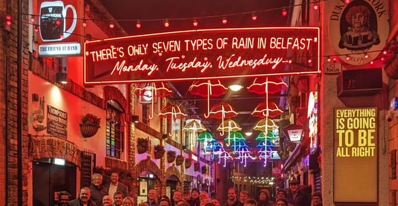 Belfast: Pub Crawl and Bar Walking Tour with Two Drinks
