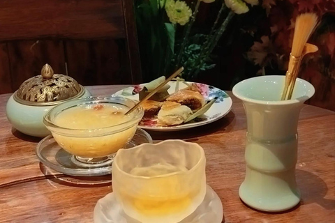 Guangzhou: Song Dynasty Tea-making Class & Hanfu Experience