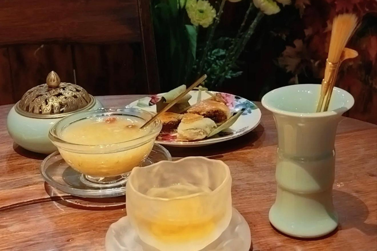 Guangzhou: Song Dynasty Tea-making Class & Hanfu Experience