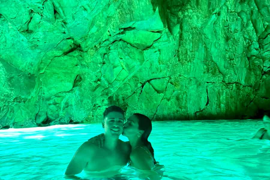 Vlora: Blaue Höhle und Grama-Bucht Ganztägige Speedboat-Tour. Foto: GetYourGuide Vlora: Blaue Höhle und Grama-Bucht Ganztägige Speedboat-Tour. Foto: GetYourGuide
