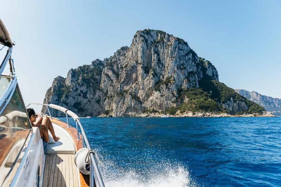 Ab Neapel: Capri-Tagestour mit leichtem Mittagessen und Getränken. Foto: GetYourGuide Ab Neapel: Capri-Tagestour mit leichtem Mittagessen und Getränken. Foto: GetYourGuide