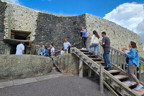 مقبرة نيوجرانج ممر نيوجرانج والمواقع الأيرلندية القديمة.