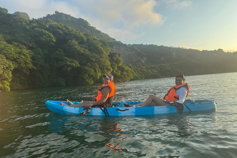 San Salvador: Wycieczka kajakowa o wschodzie słońca po jeziorze Ilopango z odbiorem