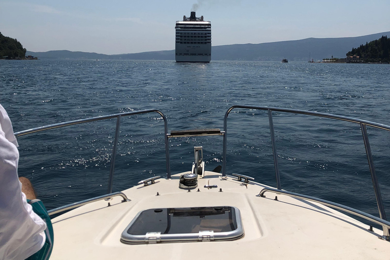 Kotor: Nossa Senhora das Rochas e Caverna Azul: passeio de barco em grupoKotor: Nossa Senhora das Rochas e passeio de barco pela Gruta Azul