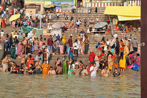 Varanasi: Passeio de barco ao nascer do sol com cerimônia de Chai e ArtiPasseio guiado de barco pela manhã no sagrado rio Ganga