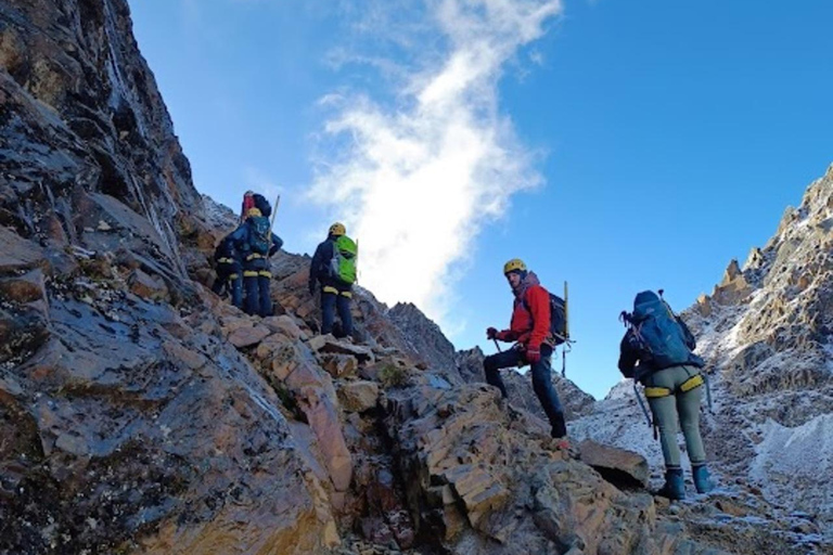 Huaraz: Dia inteiro em San Mateo, coberto de neveHuaraz: Dia inteiro no Nevado Mateo