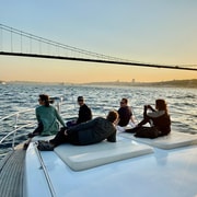 Istanbul: Bootsfahrt auf dem Bosporus bei Sonnenuntergang mit Snacks