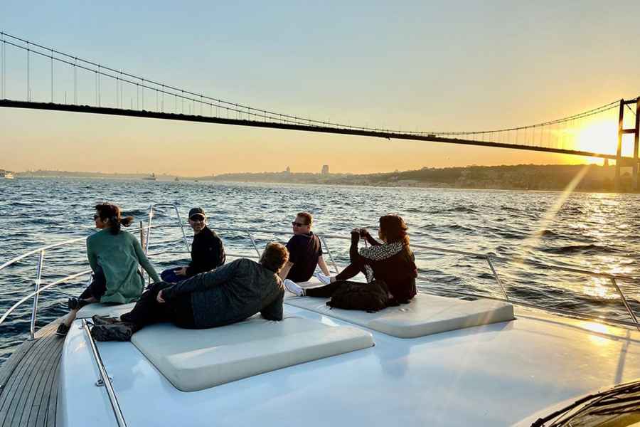 Istanbul: Bootsfahrt auf dem Bosporus bei Sonnenuntergang mit Snacks. Foto: GetYourGuide