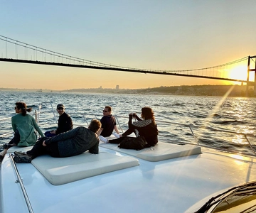 Istanbul: Bosphorus Yacht Cruise at Sunset with Snacks