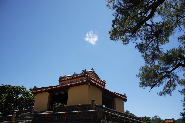 Hue: Cruzeiro no Rio Perfume com o Pagode e Túmulos de Thien Mu