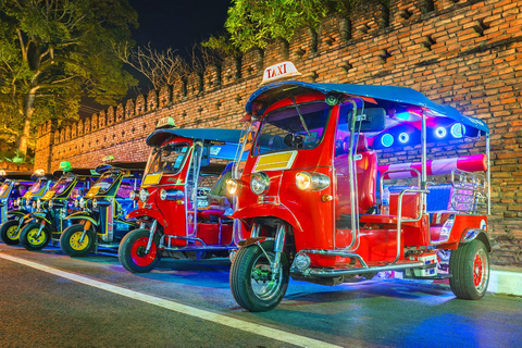 Chiang Mai : Visite nocturne des temples et de la cuisine de rue en tuk tuk